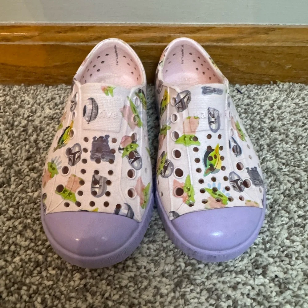 NATIVE X STAR WARS Girls Pink Purple Mandolorian Grogu Jeffersons Size C4